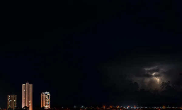 Dramatic Ominous Cityscape Bolt Lightning Illuminating Right Side Scene Contrasted — Stock Photo, Image