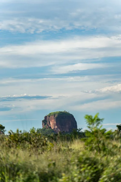 Ogromny Monolit Litej Skały Wyłania Się Równiny Pod Pochmurnym Niebem — Zdjęcie stockowe