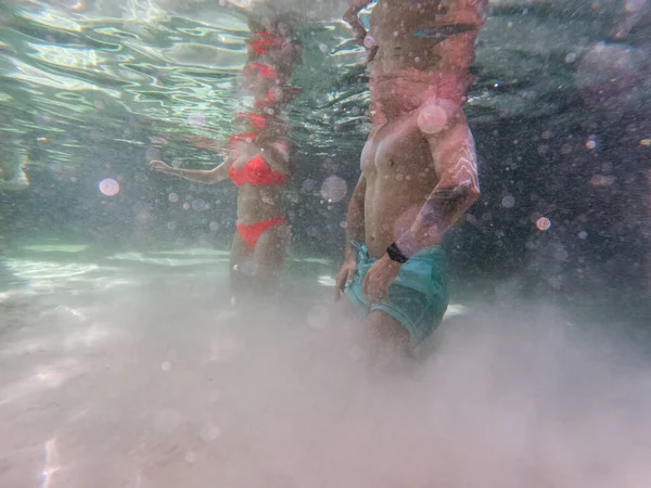 Два Неузнаваемых Туриста Веселятся Ферведоро Ногами Бесконечной Песочнице Делая Подводное — стоковое фото