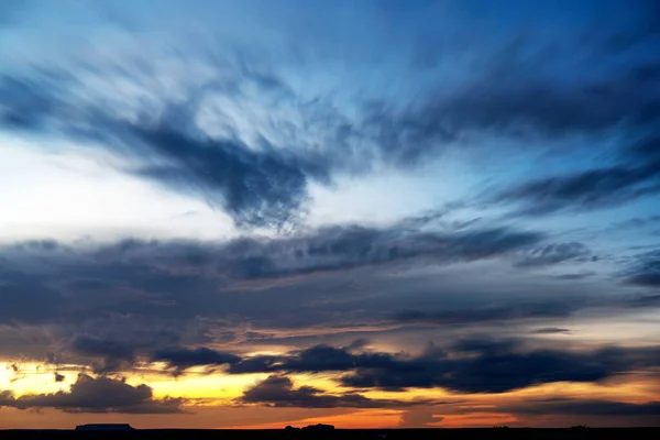 黄昏の空 山のシルエットとオレンジと青の雲の長い露出 — ストック写真