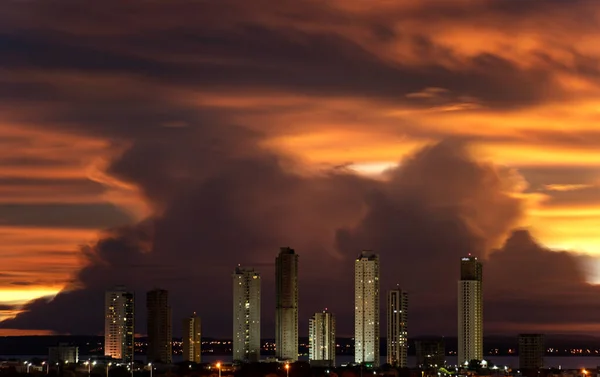Espectacular Puesta Sol Larga Exposición Con Rascacielos Altos Cielo Naranja —  Fotos de Stock
