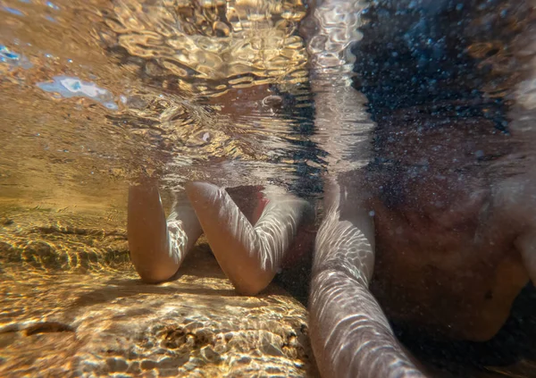 Мужское Женское Тело Водой Неузнаваемое Лежащее Мелководье Реки Наслаждающееся Моментом — стоковое фото