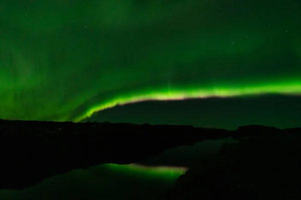 Aurora Borealis Μωβ Και Πράσινο Φως Ακτίνες Πάνω Από Λίμνη — Φωτογραφία Αρχείου