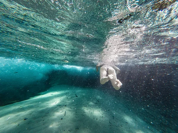 Женщина Пловчиха Наблюдаемая Сзади Направляется Красивому Водопаду Потрясающем Месте Похожем — стоковое фото