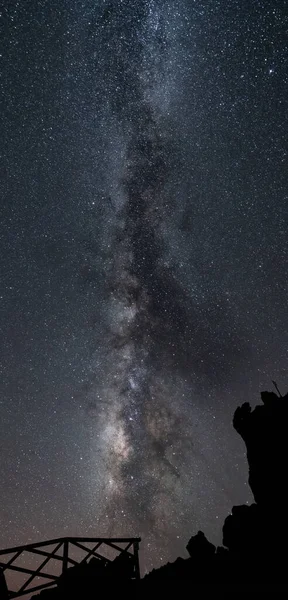 Mirador Asombrado Con Valla Madera Vía Láctea Composición Vertical — Foto de Stock