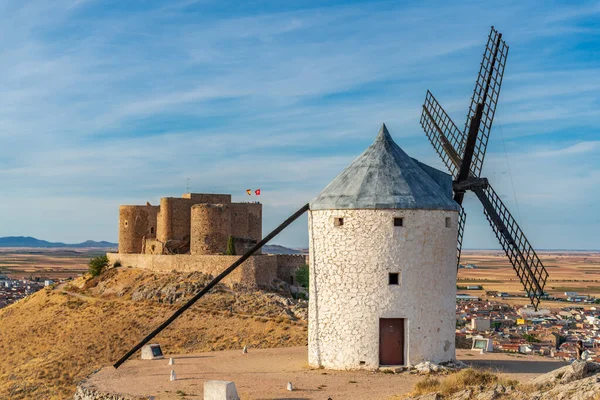 Moinho Vento Vintage Don Quixote Castelo Colinas Cidade Consuegra — Fotografia de Stock