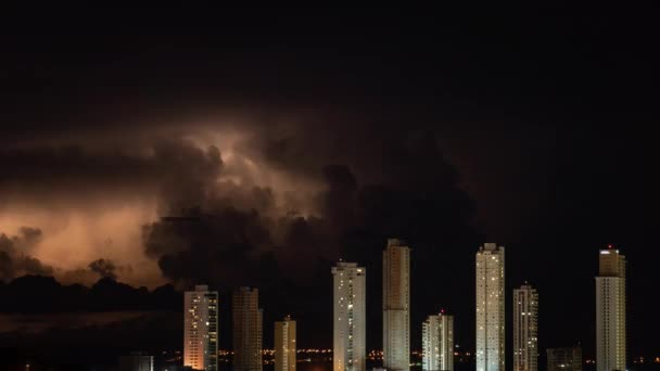 夜間の高層建築物と電気嵐の迅速な経過 — ストック動画