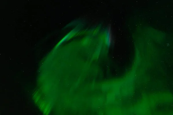 Aurora Borealis Zelené Světelné Tvary Obloze Spodní Pohled — Stock fotografie