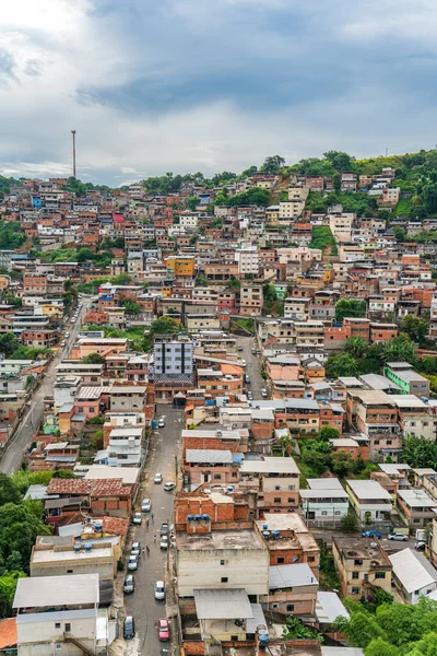 Uma Colina Cheia Casas Coloridas Estilo Favela Árvores Selva Céu — Fotografia de Stock