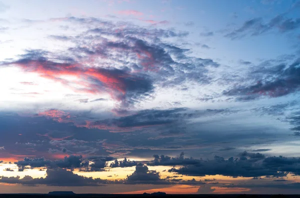 Alacakaranlıkta Nefes Kesici Bir Gökyüzü Ufuktaki Uzak Siyah Platoyla Zıt — Stok fotoğraf