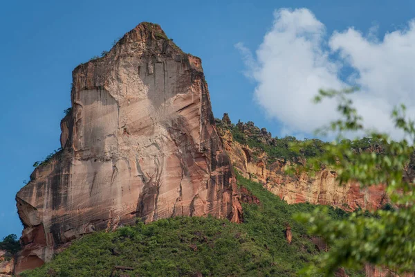 探索巴西贾拉坡大教堂山脉的宏伟壮丽 这令人敬畏的砂岩悬崖高耸入云 映衬着蔚蓝的天空 这是一个值得一看的景象 — 图库照片