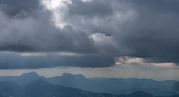 Oszałamiający Timelapse Wideo Szczytów Górskich Rzuca Cienie Jak Słońce Zachodzi — Wideo stockowe