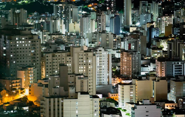 Juiz Fora的长距离压缩视角 用明亮的摩天大楼和繁华的城市生活展现了市中心的天空 — 图库照片
