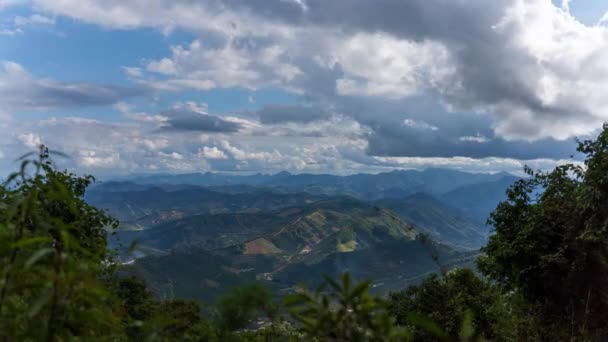 欣赏这段令人叹为观止的时光流逝的视频中的山脉 绿色咖啡种植园和快速移动的云彩 — 图库视频影像