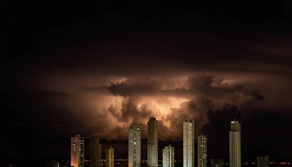 Drámai Narancssárga Viharfelhők Törnek Éjszakai Égbolton Lebegnek Toronymagas Felhőkarcolók Fölött — Stock Fotó
