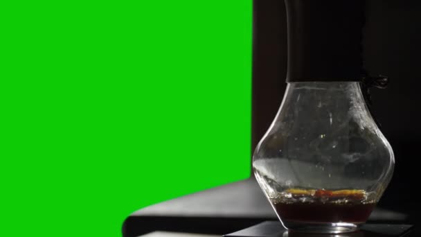 Geleneksel Cam Filtre Kullanarak Lezzetli Bir Fincan Kahve Hazırlarken Sıcak — Stok video