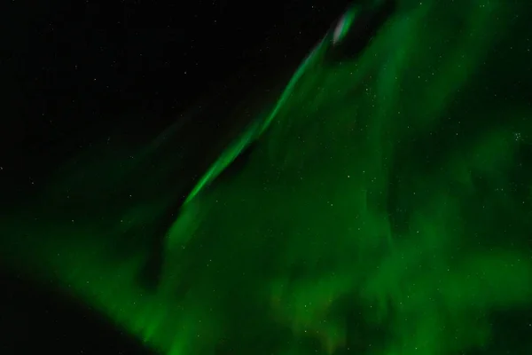 Siyah Gökyüzünü Kaplayan Yeşil Aurora Borealis — Stok fotoğraf