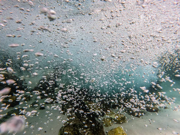 Duik Dromerige Onderwaterwereld Met Deze Kristalheldere Waterachtergrond Met Trapsgewijze Belletjes — Stockfoto