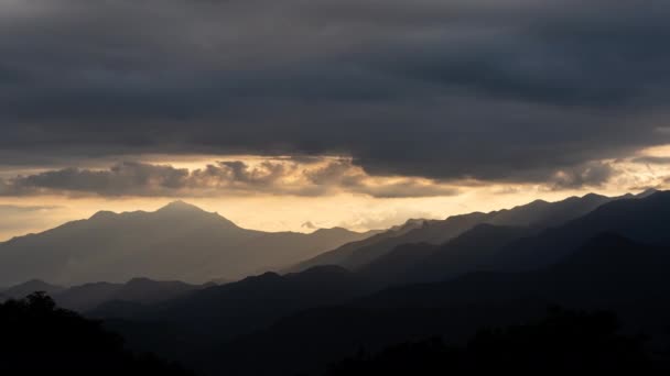 美丽的落日笼罩在黑暗的山峰和云彩之上 形成了一个戏剧性的轮廓 案文的篇幅 — 图库视频影像