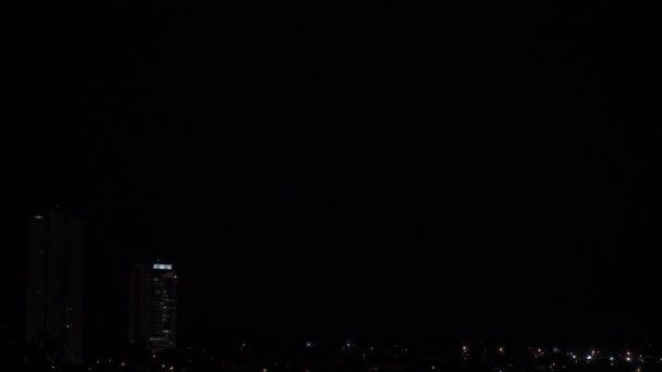 背景に稲妻と高層ビルで夜空を照らす雷雨の見事なHlg形式のビデオ テキストオーバーレイを追加するのに最適な — ストック動画