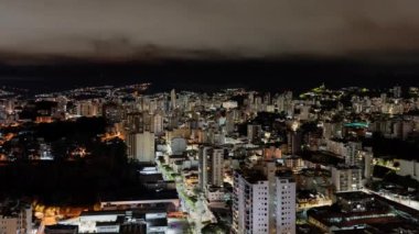Juiz de Foras şehir siluetinin çarpıcı zaman atlaması, ana cadde ve hareketli şehir hayatı. Yukarıdan çekilen bu hava manzarası aydınlık gökdelenleri ve karanlık sokakları yakalıyor.