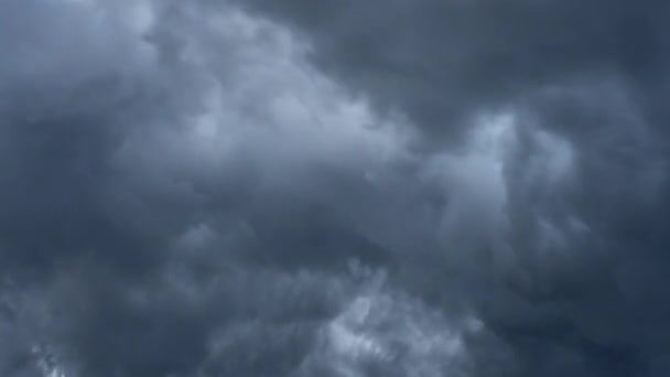 风暴云层在天空中快速移动的戏剧性的延时镜头 黑暗和不祥的云彩弥漫在屏幕上 — 图库视频影像