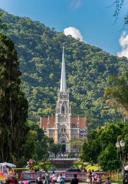 Vista Impressionante Imponente Catedral Petrópolis Distância Com Uma Densa Cordilheira — Fotografia de Stock