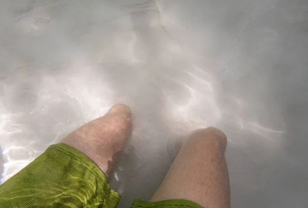 ジャラパオのフェルヴェドーロの砂の中に水着の足のペアが沈み 水中に消えて — ストック写真