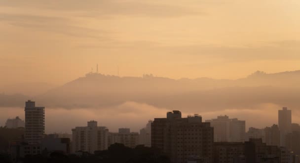 Watch Mesmerizing Sunrise Fog Flows River Citys Skyscrapers Mountains Urban — Stock Video