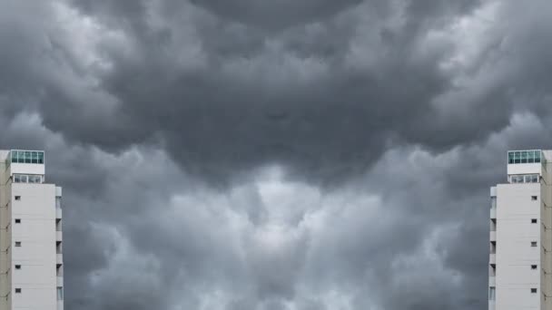 Временной Промежуток Двумя Сияющими Небоскребами Грозовыми Облаками Которые Сталкиваются Друг — стоковое видео