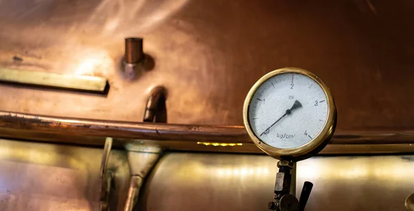 复古压力表为零 用于手工酿造啤酒 背后有一个模糊的铜容器 案文的完美背景 — 图库照片
