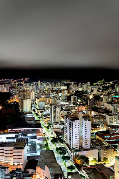 Una Vista Impresionante Una Ciudad Por Noche Con Rascacielos Edificios —  Fotos de Stock