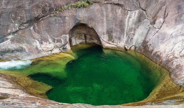 Krystalicznie Czysta Woda Zielonej Rzeki Wpada Zapierającej Dech Piersiach Dziury — Zdjęcie stockowe