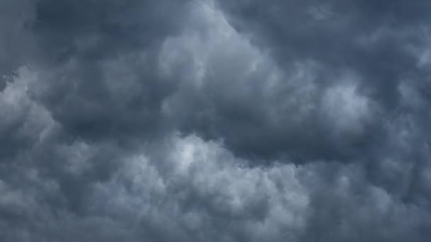 Ciemne Złowrogie Chmury Burzowe Biegnące Przez Niebo Porywającym Czasie Idealny — Wideo stockowe