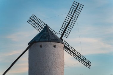 Gün batımında ıssız rüzgâr deresi Tahta bıçaklar ve bulutlu gökyüzü