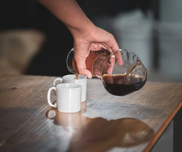 Ręczne Nalewanie Świeżo Parzonej Tradycyjnej Kawy Filtrowanej Kilku Filiżanek Degustacji — Zdjęcie stockowe