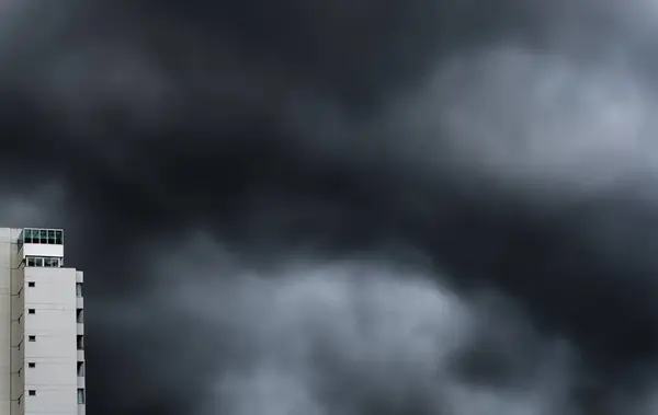 Pitkä Valokuvaus Pilvenpiirtäjistä Nousemassa Myrskyn Uhkaavien Synkkien Pilvien Alla Täydellinen — kuvapankkivalokuva