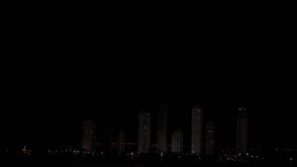 Intense Onweersbui Met Bliksemschichten Die Donkere Skyline Van Stad Wolkenkrabbers — Stockvideo