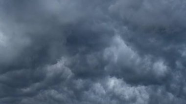 Fırtınalı kara bulutların hızlandırılması gökyüzü yavaşça aydınlanırken hızla hareket ediyor. Doğanın güzelliği hareket halinde.
