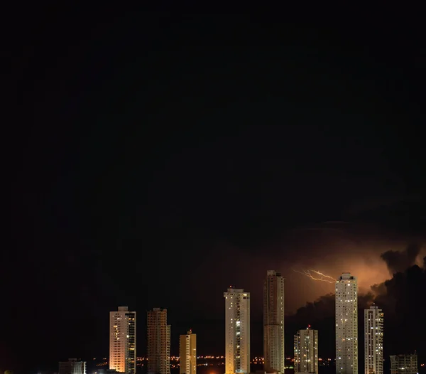 Dramatic Shot Lightning Bolt Hitting Tall Building Stormy Night City — Stock Photo, Image