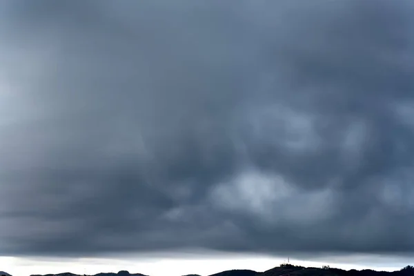 Long Exposure Shot Stormy Sky Casting Overcast Blue Hue Mountain — Stock Photo, Image