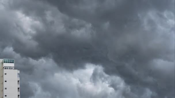 Czas Lapse Materiał Drapaczy Chmur Przesuwną Kamerą Dramatyczne Chmury Burzowe — Wideo stockowe