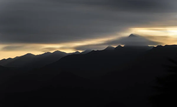 Exposição Longa Impressionante Dos Picos Montanha Que Levantam Acima Das — Fotografia de Stock