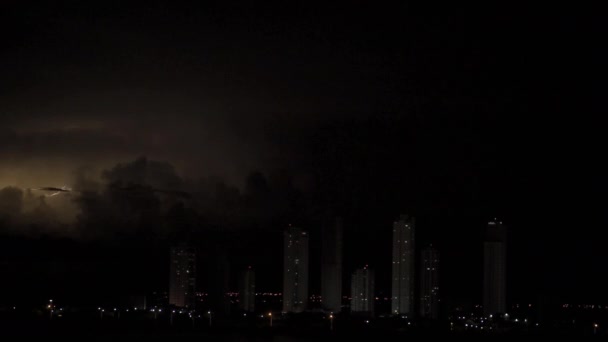 遠くに嵐のスカイライン 雷や落雷 およびテキスト空間の多くを持つ暗いと黒の夜の街並みのループ可能なHlgビデオ — ストック動画