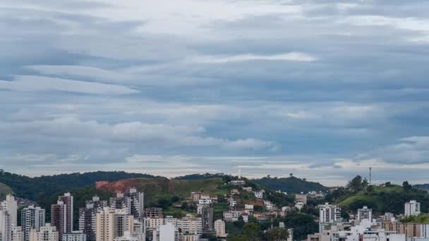 ビルを取り囲む丘のある都市のタイムラプス動画 青空に雲を通すこと 背景の自然 — ストック動画