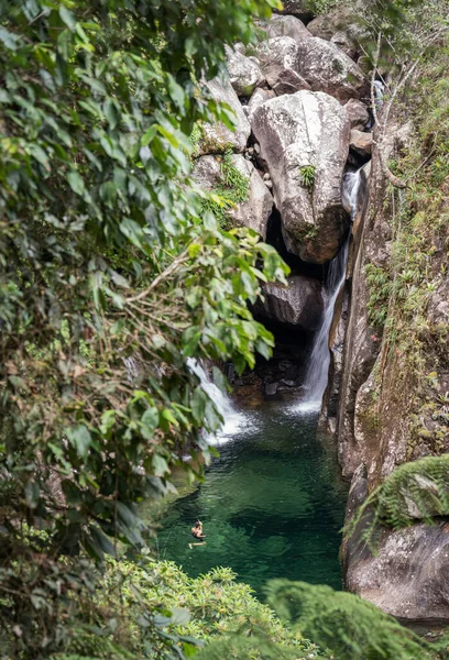 Uma Pessoa Irreconhecível Mergulho Refrescante Água Verde Cristalina Sob Cachoeiras — Fotografia de Stock