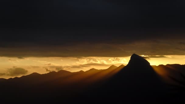 Time Lapse Last Rays Sun Illuminating Mountain Range Silhouette Magnificent — Stock Video
