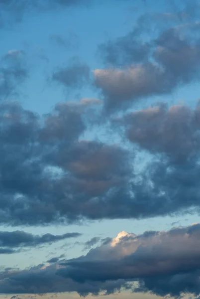 Gün Batımında Tüylü Kümülüs Bulutlarıyla Sersemletici Mavi Yaz Gökyüzü Metin — Stok fotoğraf