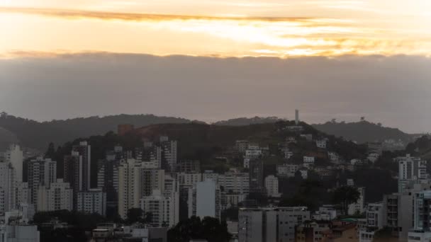 Časová Osa Města Úsvitu Mlžnými Horami Jasným Sluncem Stoupajícím Nad — Stock video