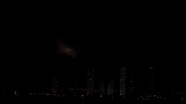 Медленная Съемка Темного Электризующего Шторма Ночном Небе Городские Горизонты Небоскребы — стоковое видео